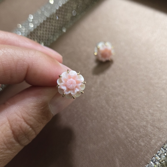 Gems En Vogue Sterling Pink Conch Shell Flower Stud Earrings - Picture 5 of 9